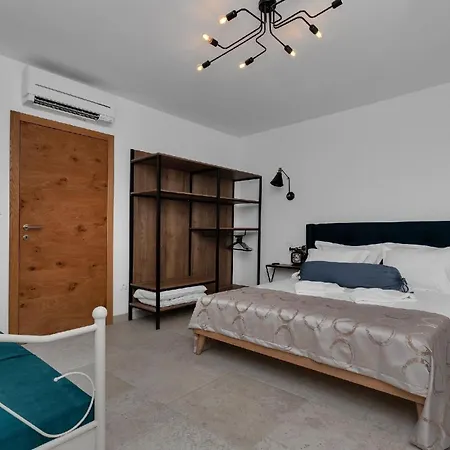 Deluxe Mit Beheiztem Pool In Ruhiger Lage Oberhalb Der Stadt