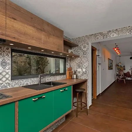 Deluxe Mit Beheiztem Pool In Ruhiger Lage Oberhalb Der Stadt *