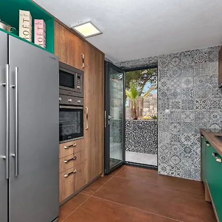 Deluxe Mit Beheiztem Pool In Ruhiger Lage Oberhalb Der Stadt