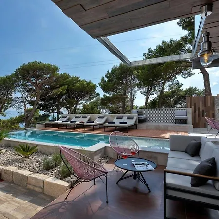 Deluxe Mit Beheiztem Pool In Ruhiger Lage Oberhalb Der Stadt Holiday home