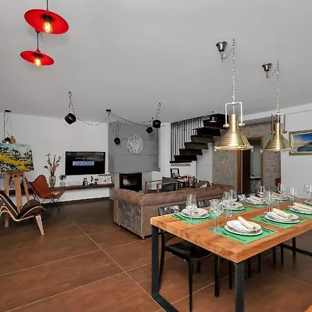 Holiday home Deluxe Mit Beheiztem Pool In Ruhiger Lage Oberhalb Der Stadt