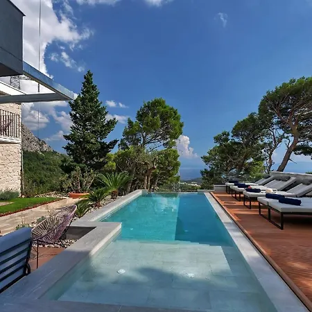 Deluxe Mit Beheiztem Pool In Ruhiger Lage Oberhalb Der Stadt Holiday home